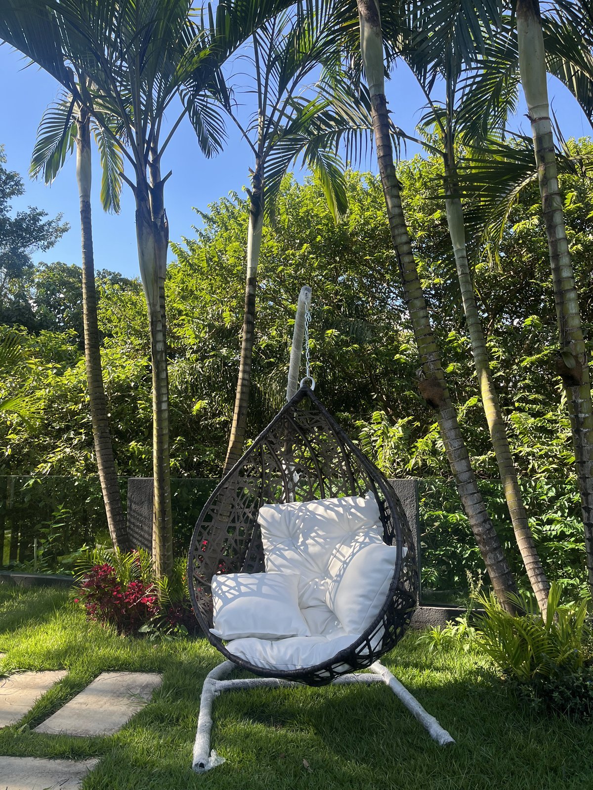 Balanço gota em fibra sintética num jardim