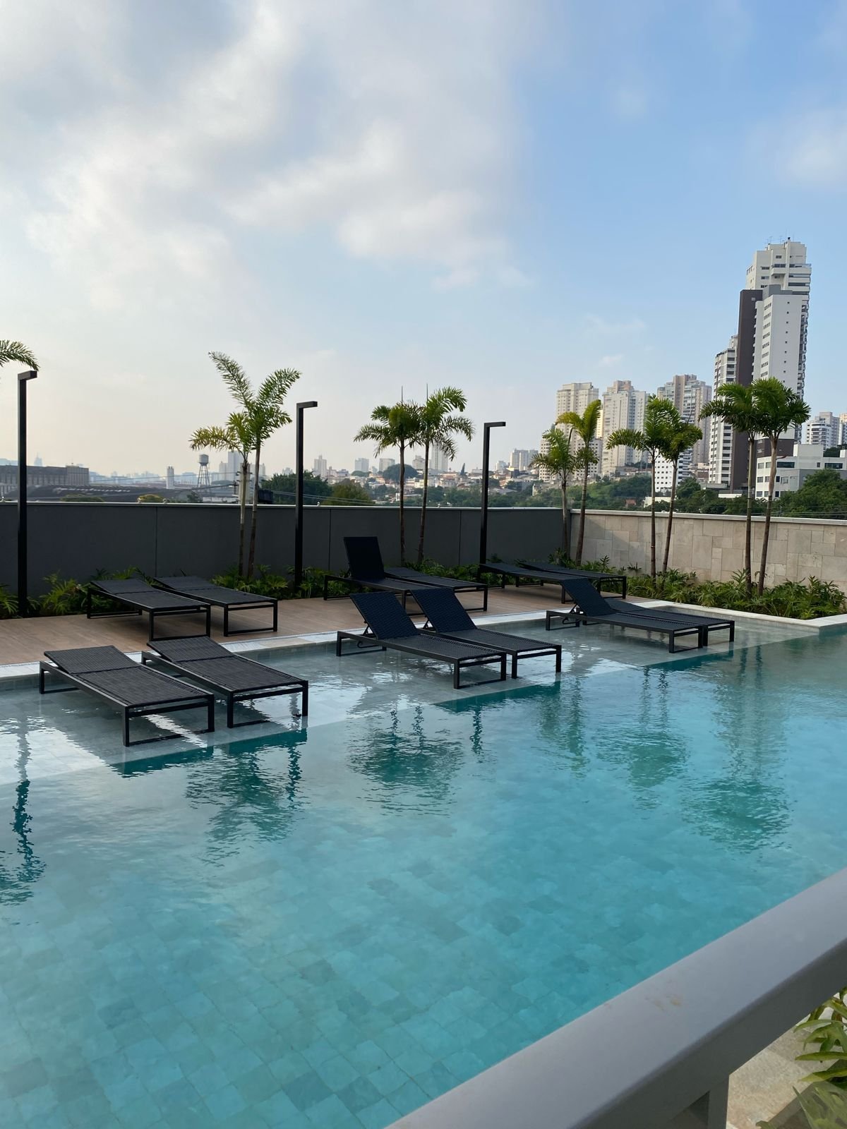 Espreguiçadeiras trançadas na piscina