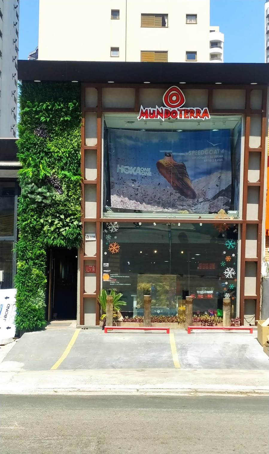 Fachada da loja Mundo Terra com letreiro, jardim vertical e vitrine