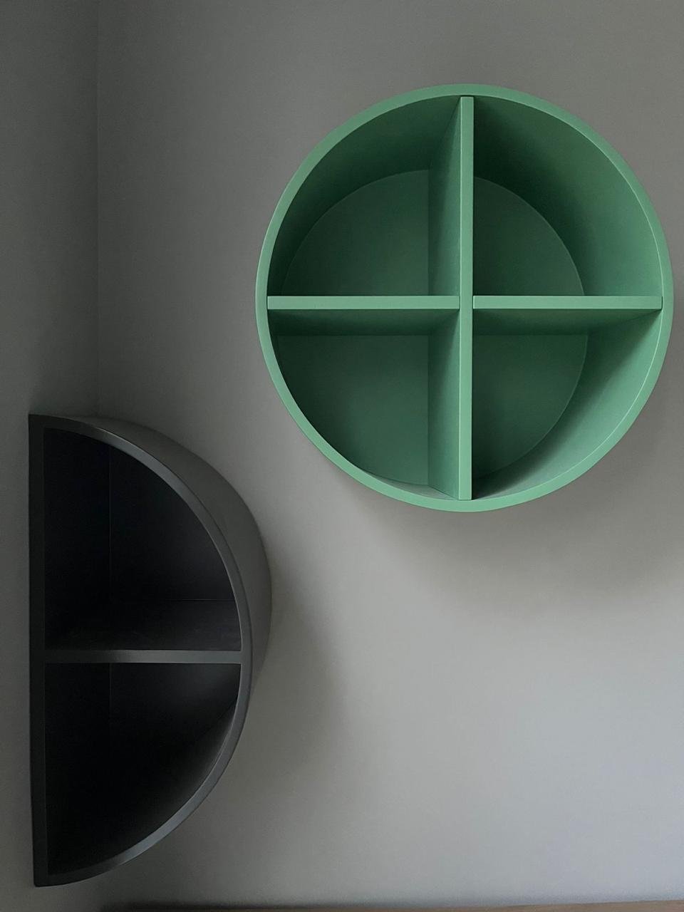 Nichos redondos verde e preto na parede