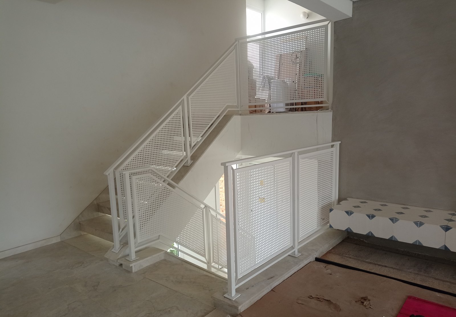 Guarda-corpo metálico branco em escada interna