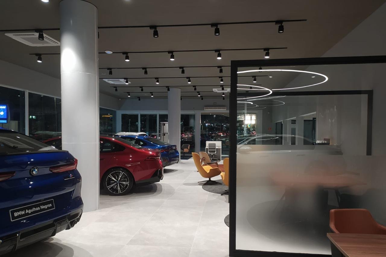Showroom com sala em vidro jateado e perfis pretos